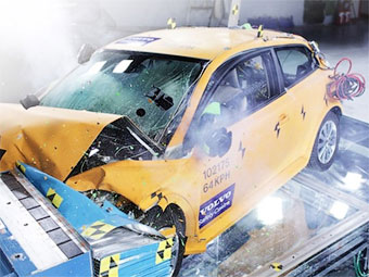 В Детройт привезли разбитый электрокар на базе Volvo C30